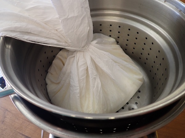 The curd ready to hang or press